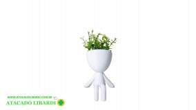 ENFEITE BONECO SENTADO PLAST 14X7CM  C/PLANTA GDR0578